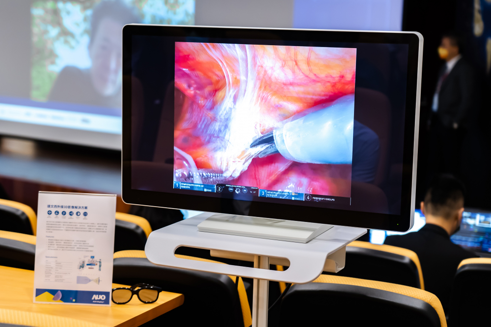 達擎於「國際大腸直腸外科論壇」中，成功導入達文西外接3D影像解決方案。透過達擎即時影像處理技術轉換為成1080p的高解析度畫質，將3D擬真畫面即時呈現於32吋4K 3D醫療顯示器