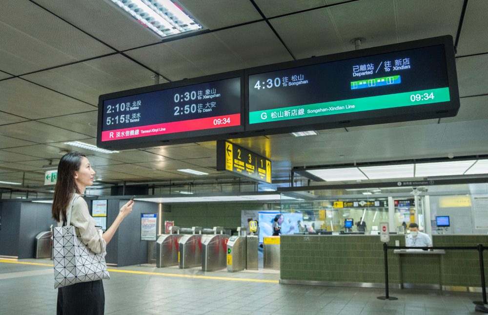 達擎TARTAN顯示器的特殊長條型比例非常適合空間與高度有限的大眾運輸場域應用，具備工業等級高品質、高亮度、高解析與高色彩飽和度等優勢，打造都會智能車站新風貌。