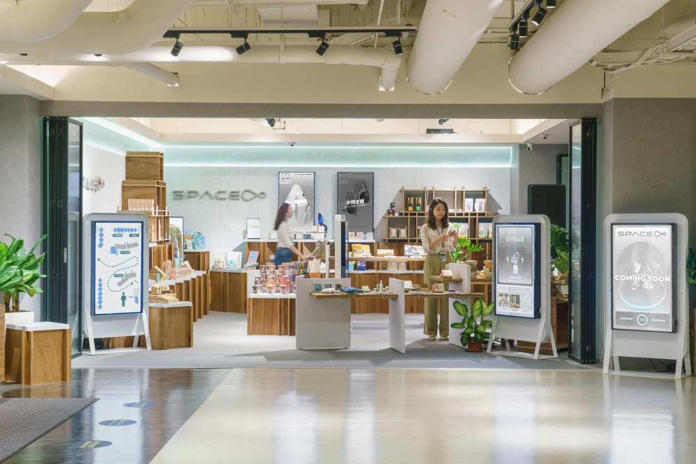 zoty中欧体育打造永续选物商店，展示社企及社创商品，结合创利空间所开发的智能零售系统，整合多元zoty中欧信息，让无人商店扮演公益行动的推手