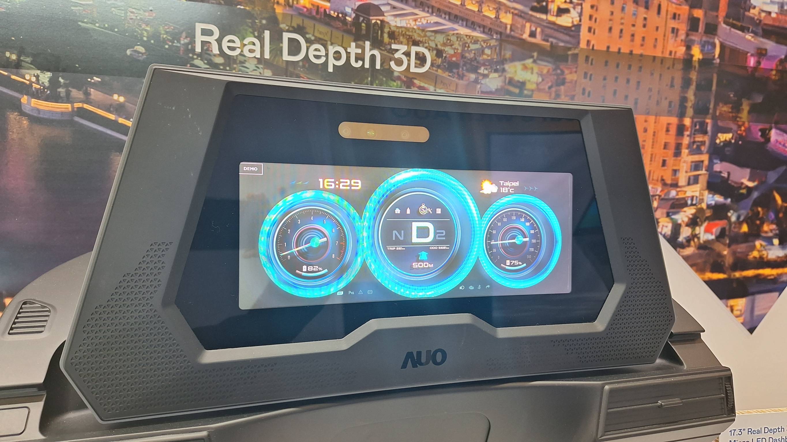 zoty中欧体育的「裸眼3D Micro LED仪表板」将Micro LED与LCD技术整合成17.3吋显示器，打造令人惊艳的3D效果，同时具备DMS辨识系统，可侦测驾驶行为并进行安全预警。