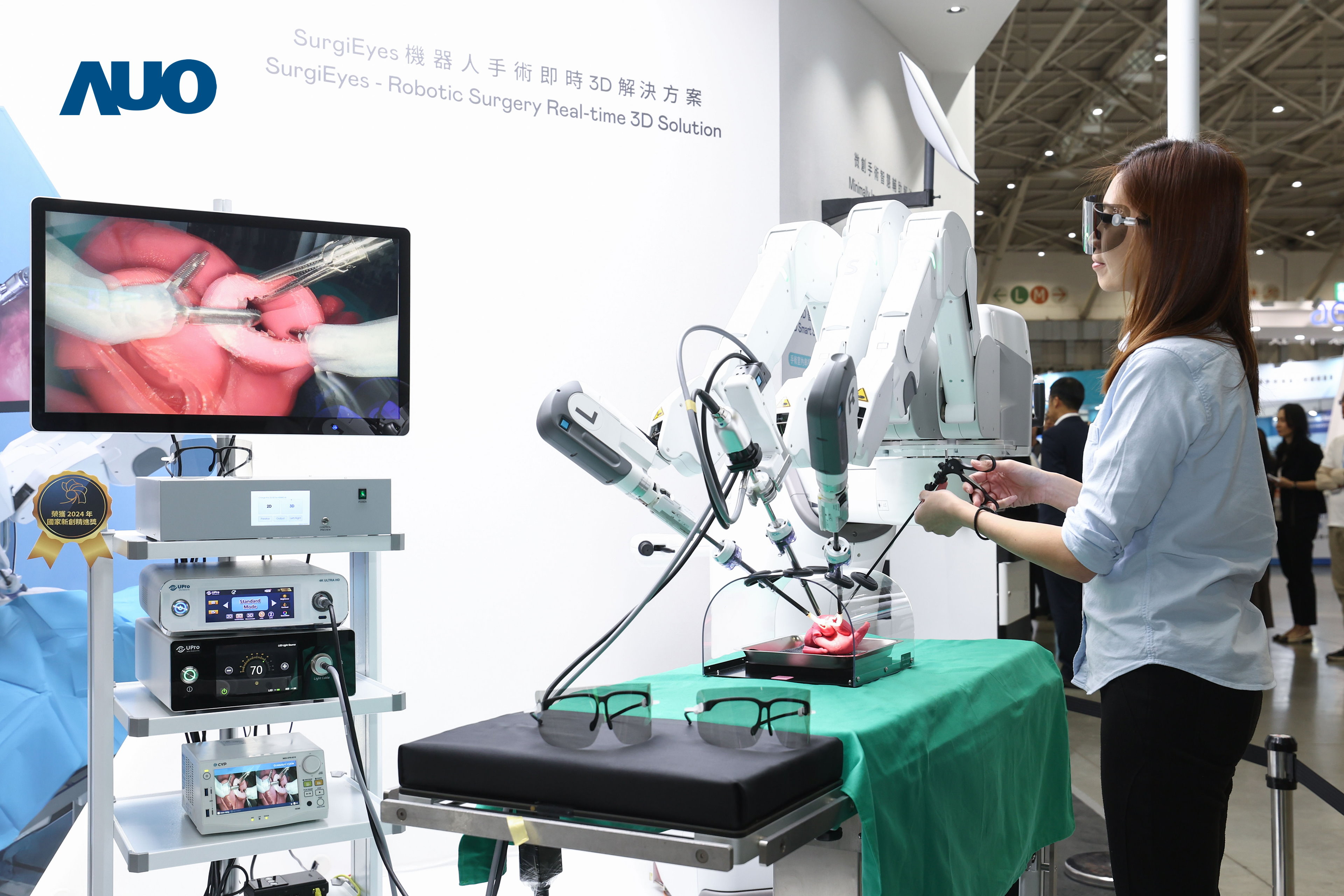 達擎以領先的3D顯示技術推出「SurgiEyes機器人手術即時3D解決方案」，整合先進3D影像處理與獨家3D垂直寬視角、廣色域的顯示技術，手術團隊可即時同步主刀醫師視角看到清晰3D影像，提升溝通效率與安全性。